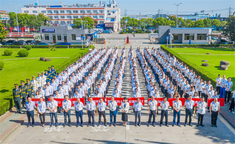 转型升级谱新篇 高质量发展赢将来——周口中集两板块三公司共同进行集团投产39周年升旗活动