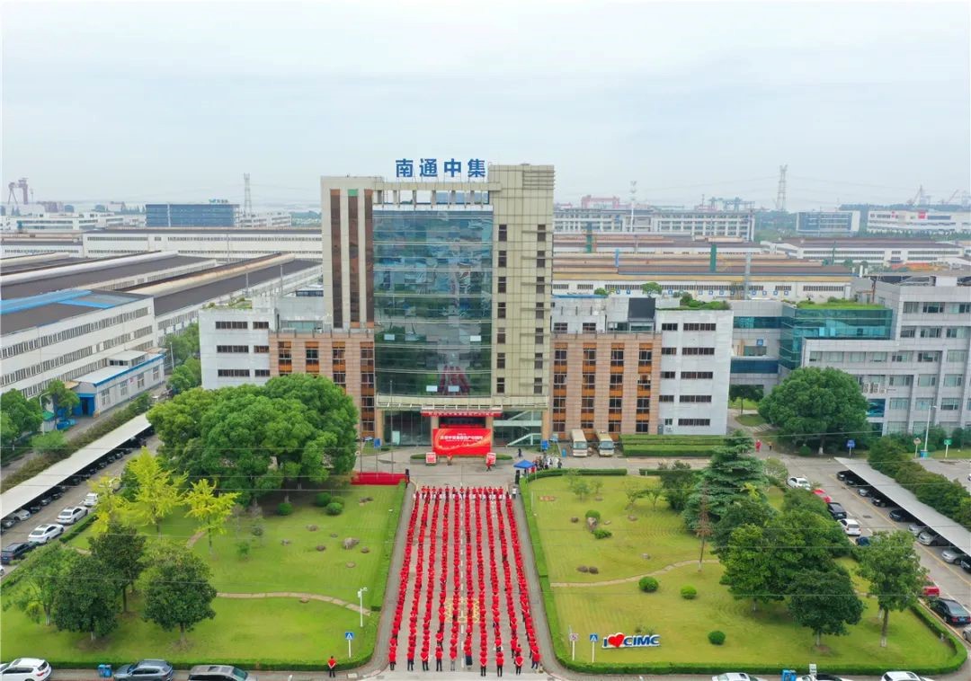 周口中集两板块各公司结合进行集团投产41周年升旗典礼&拔河角逐